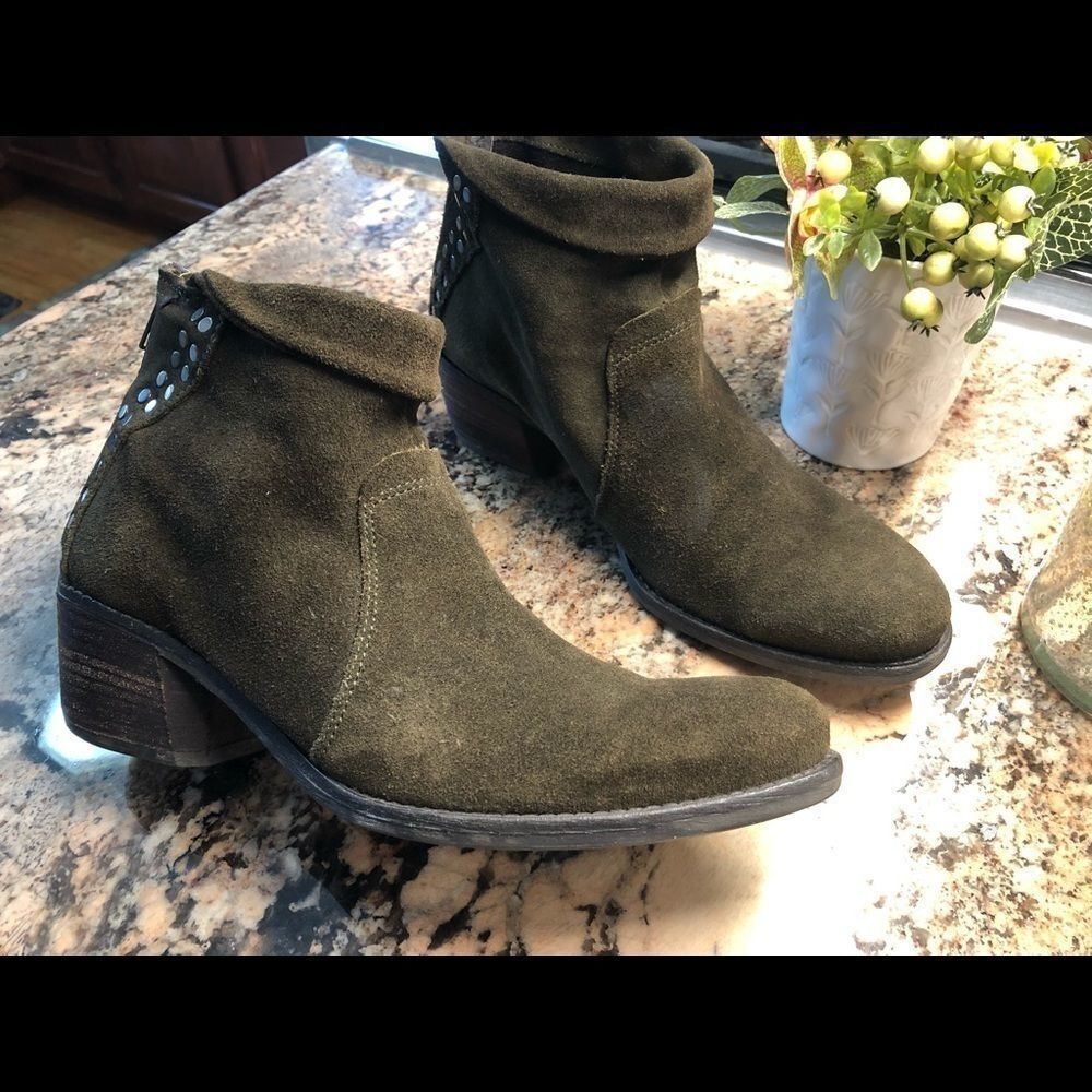 Khrio Suede leather Booties Ankle Boots Sz 7 w zipper on the back military green